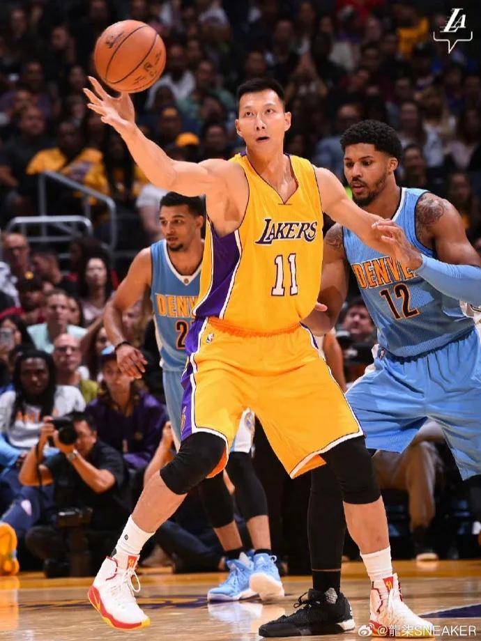 开云体育登录-快船鏖战雄鹿，易建联点燃赛场  第1张